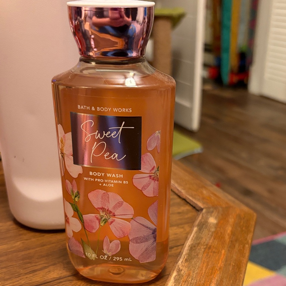 Bath & Body Works Sweet Pea Body Wash - Peach and Pink